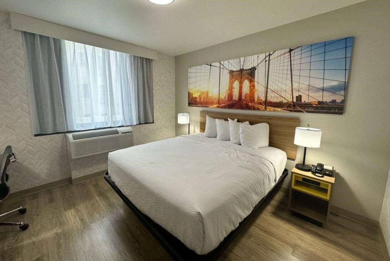 Days Inn By Wyndham Brooklyn Eastern Parkway Нью-Йорк Экстерьер фото